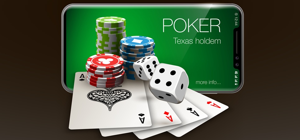 스마트폰 화면에 텍사스 홀덤 포커 앱이 표시되어 있으며, 초록색 배경에 포커 카드, 빨간색과 파란색 포커 칩 더미, 흰색 주사위가 함께 배치된 이미지